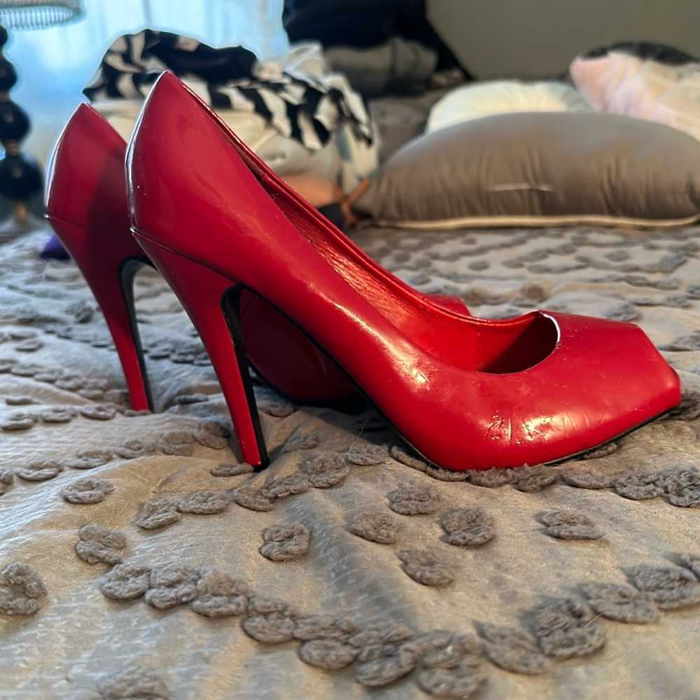Used- Red Delicious Heel